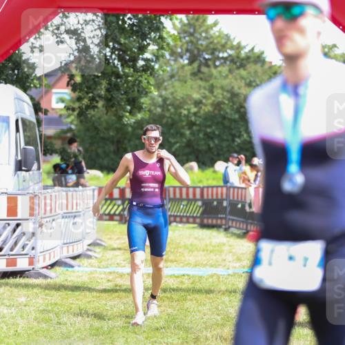 21.06.2026 - 29. Vierlanden-Triathlon Andreas Tolksdorf http://msf.ph/oto/9922549 21.06.2026 13:54:26 Ziel 905, 1048 meine-sportfotos.de