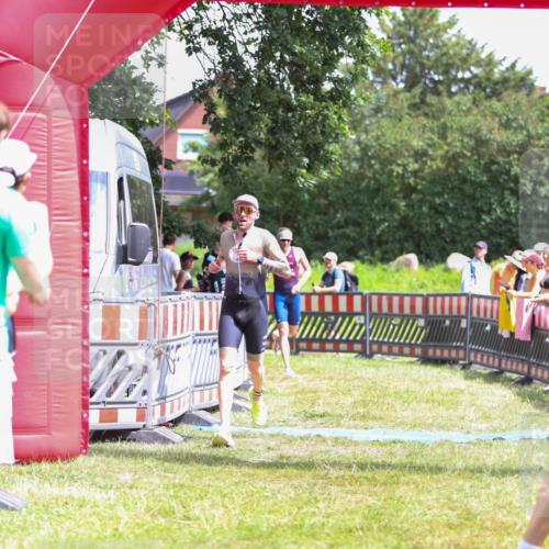 21.06.2026 - 29. Vierlanden-Triathlon Andreas Tolksdorf http://msf.ph/oto/9922561 21.06.2026 13:54:39 Ziel 1042, 1067 meine-sportfotos.de