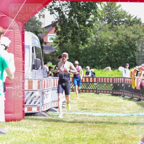 21.06.2026 - 29. Vierlanden-Triathlon Andreas Tolksdorf http://msf.ph/oto/9922562 21.06.2026 13:54:39 Ziel 1042, 1067 meine-sportfotos.de