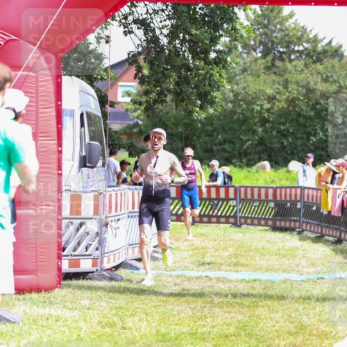 21.06.2026 - 29. Vierlanden-Triathlon Andreas Tolksdorf http://msf.ph/oto/9922563 21.06.2026 13:54:39 Ziel 1042, 1067 meine-sportfotos.de