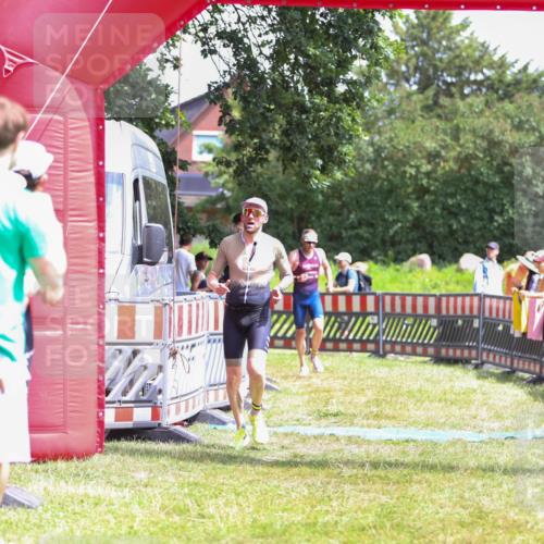 21.06.2026 - 29. Vierlanden-Triathlon Andreas Tolksdorf http://msf.ph/oto/9922565 21.06.2026 13:54:39 Ziel 1042, 1067 meine-sportfotos.de