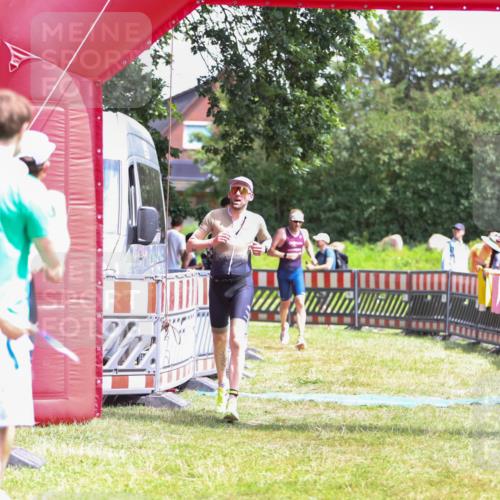 21.06.2026 - 29. Vierlanden-Triathlon Andreas Tolksdorf http://msf.ph/oto/9922567 21.06.2026 13:54:39 Ziel 1042, 1067 meine-sportfotos.de