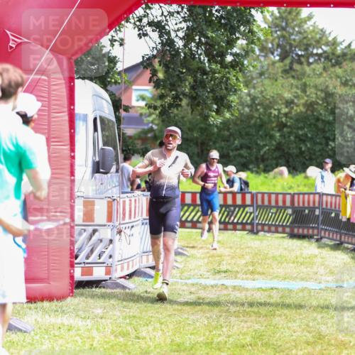 21.06.2026 - 29. Vierlanden-Triathlon Andreas Tolksdorf http://msf.ph/oto/9922568 21.06.2026 13:54:39 Ziel 1042, 1067 meine-sportfotos.de