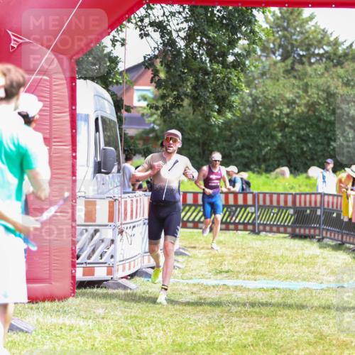 21.06.2026 - 29. Vierlanden-Triathlon Andreas Tolksdorf http://msf.ph/oto/9922569 21.06.2026 13:54:39 Ziel 1042, 1067 meine-sportfotos.de