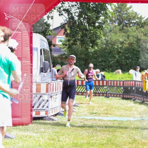 21.06.2026 - 29. Vierlanden-Triathlon Andreas Tolksdorf http://msf.ph/oto/9922570 21.06.2026 13:54:39 Ziel 1042, 1067 meine-sportfotos.de