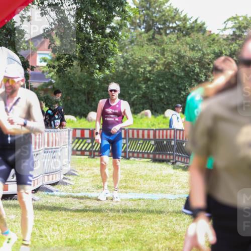 21.06.2026 - 29. Vierlanden-Triathlon Andreas Tolksdorf http://msf.ph/oto/9922575 21.06.2026 13:54:43 Ziel 1042, 1067, 1085 meine-sportfotos.de
