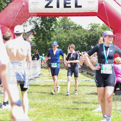 21.06.2026 - 29. Vierlanden-Triathlon Andreas Tolksdorf http://msf.ph/oto/9922607 21.06.2026 13:55:15 Ziel 816, 1025, 1035 meine-sportfotos.de