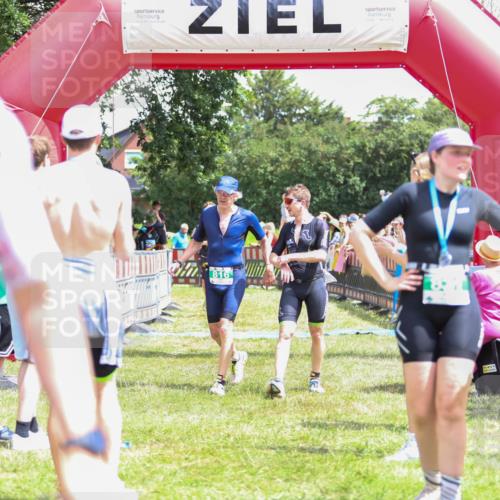21.06.2026 - 29. Vierlanden-Triathlon Andreas Tolksdorf http://msf.ph/oto/9922608 21.06.2026 13:55:15 Ziel 816, 1025, 1035 meine-sportfotos.de