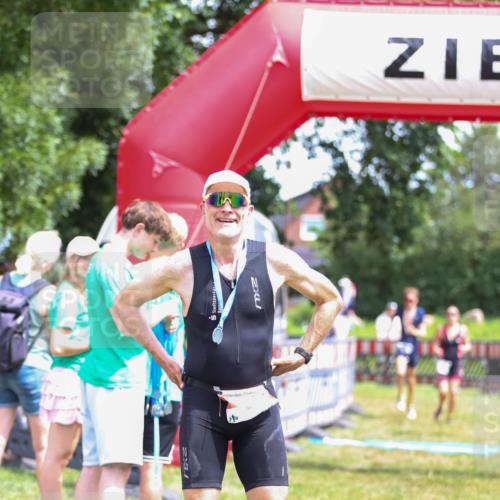 21.06.2026 - 29. Vierlanden-Triathlon Andreas Tolksdorf http://msf.ph/oto/9922619 21.06.2026 13:59:21 Ziel 260, 847, 890, 1058 meine-sportfotos.de