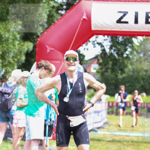 21.06.2026 - 29. Vierlanden-Triathlon Andreas Tolksdorf http://msf.ph/oto/9922622 21.06.2026 13:59:21 Ziel 260, 847, 890, 1058 meine-sportfotos.de