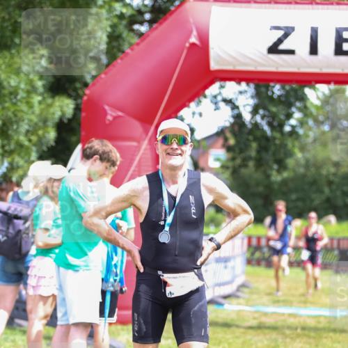 21.06.2026 - 29. Vierlanden-Triathlon Andreas Tolksdorf http://msf.ph/oto/9922625 21.06.2026 13:59:21 Ziel 260, 847, 890, 1058 meine-sportfotos.de