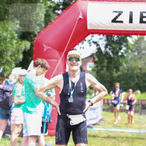 21.06.2026 - 29. Vierlanden-Triathlon Andreas Tolksdorf http://msf.ph/oto/9922626 21.06.2026 13:59:21 Ziel 260, 847, 890, 1058 meine-sportfotos.de