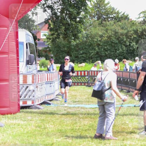21.06.2026 - 29. Vierlanden-Triathlon Andreas Tolksdorf http://msf.ph/oto/9922701 21.06.2026 14:01:08 Ziel 245 meine-sportfotos.de