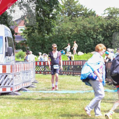 21.06.2026 - 29. Vierlanden-Triathlon Andreas Tolksdorf http://msf.ph/oto/9922713 21.06.2026 14:01:27 Ziel 1077 meine-sportfotos.de