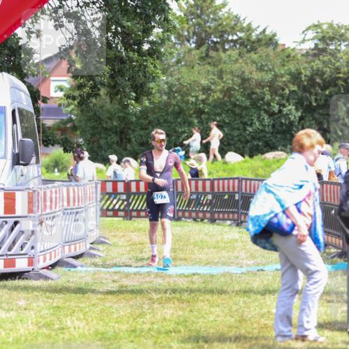 21.06.2026 - 29. Vierlanden-Triathlon Andreas Tolksdorf http://msf.ph/oto/9922716 21.06.2026 14:01:27 Ziel 1077 meine-sportfotos.de