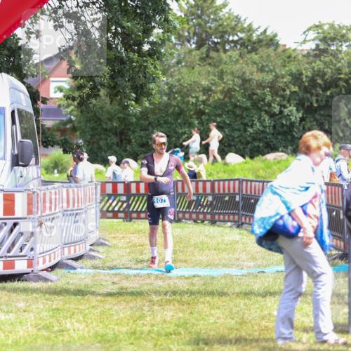 21.06.2026 - 29. Vierlanden-Triathlon Andreas Tolksdorf http://msf.ph/oto/9922717 21.06.2026 14:01:27 Ziel 1077 meine-sportfotos.de