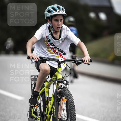 21.06.2026 - 29. Vierlanden-Triathlon H.Heesch http://msf.ph/oto/9926877 21.06.2026 14:59:39 Radfahren 13, 5, 1315 meine-sportfotos.de