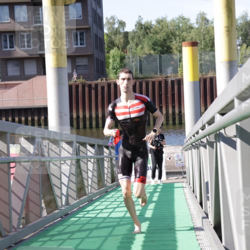 09.08.2026 - GEWOBA Citytriathlon Bremen Yannick Fuchs http://msf.ph/oto/9931473 09.08.2026 10:11:44 Schwimmen 326, 386 meine-sportfotos.de