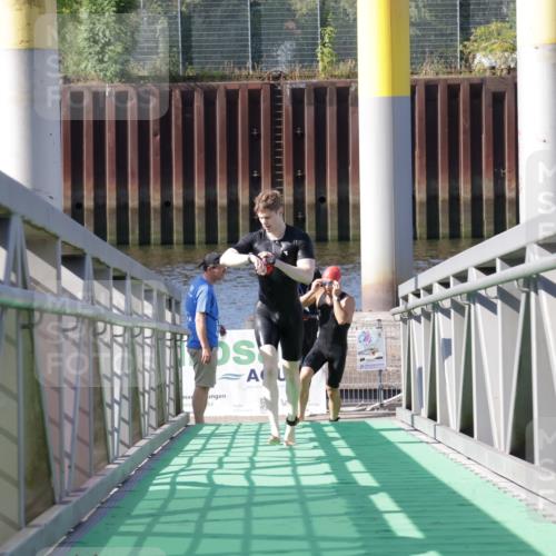 09.08.2026 - GEWOBA Citytriathlon Bremen Yannick Fuchs http://msf.ph/oto/9931478 09.08.2026 10:11:58 Schwimmen 297, 386 meine-sportfotos.de