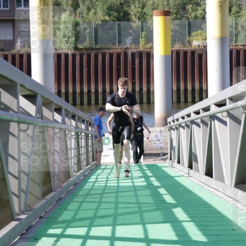 09.08.2026 - GEWOBA Citytriathlon Bremen Yannick Fuchs http://msf.ph/oto/9931480 09.08.2026 10:11:59 Schwimmen 297, 386 meine-sportfotos.de