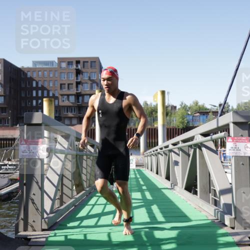 09.08.2026 - GEWOBA Citytriathlon Bremen Yannick Fuchs http://msf.ph/oto/9931486 09.08.2026 10:12:05 Schwimmen 297, 308 meine-sportfotos.de