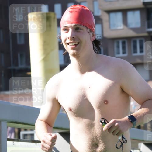 09.08.2026 - GEWOBA Citytriathlon Bremen Yannick Fuchs http://msf.ph/oto/9931725 09.08.2026 10:16:13 Schwimmen 300, 318 meine-sportfotos.de