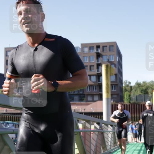 09.08.2026 - GEWOBA Citytriathlon Bremen Yannick Fuchs http://msf.ph/oto/9931729 09.08.2026 10:16:21 Schwimmen 300, 321, 375 meine-sportfotos.de