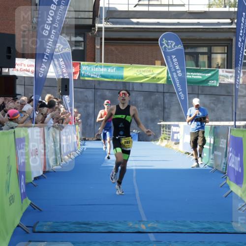 09.08.2026 - GEWOBA Citytriathlon Bremen Yannick Fuchs http://msf.ph/oto/9932060 09.08.2026 11:02:00 Ziel 282, 285 meine-sportfotos.de