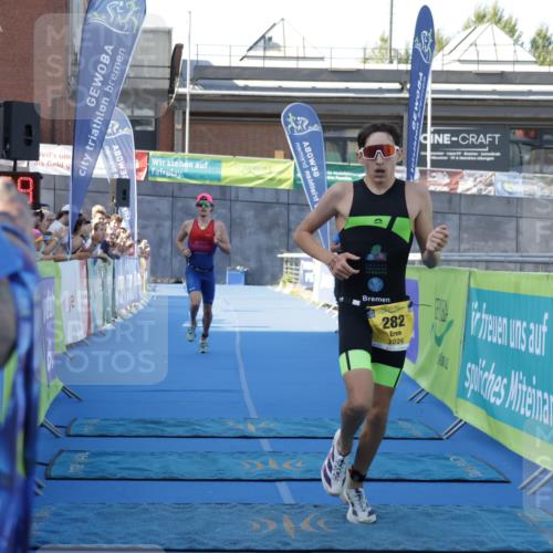 09.08.2026 - GEWOBA Citytriathlon Bremen Yannick Fuchs http://msf.ph/oto/9932073 09.08.2026 11:02:02 Ziel 282, 285 meine-sportfotos.de