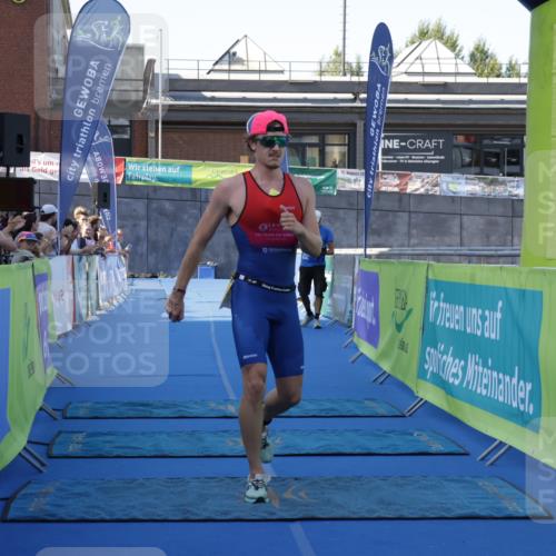 09.08.2026 - GEWOBA Citytriathlon Bremen Yannick Fuchs http://msf.ph/oto/9932075 09.08.2026 11:02:06 Ziel 282, 285 meine-sportfotos.de