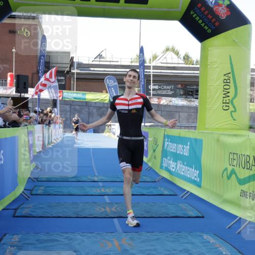 09.08.2026 - GEWOBA Citytriathlon Bremen Yannick Fuchs http://msf.ph/oto/9932100 09.08.2026 11:02:28 Ziel 302, 386 meine-sportfotos.de