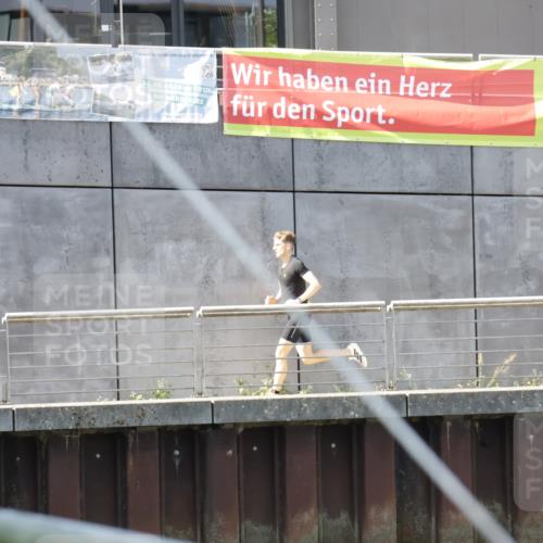 09.08.2026 - GEWOBA Citytriathlon Bremen Yannick Fuchs http://msf.ph/oto/9932186 09.08.2026 11:07:46 Ziel  meine-sportfotos.de