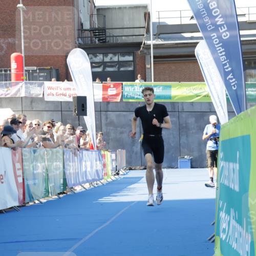 09.08.2026 - GEWOBA Citytriathlon Bremen Yannick Fuchs http://msf.ph/oto/9932197 09.08.2026 11:07:55 Ziel 310 meine-sportfotos.de