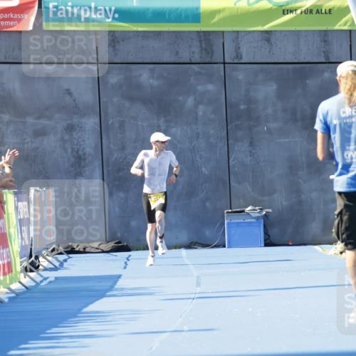 09.08.2026 - GEWOBA Citytriathlon Bremen Yannick Fuchs http://msf.ph/oto/9932252 09.08.2026 11:10:08 Ziel  meine-sportfotos.de