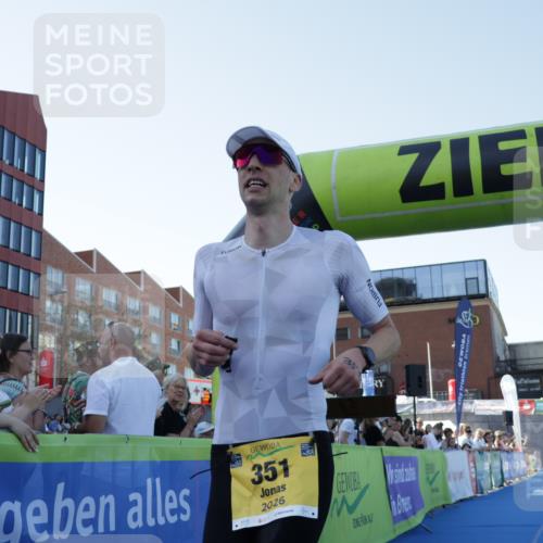 09.08.2026 - GEWOBA Citytriathlon Bremen Yannick Fuchs http://msf.ph/oto/9932284 09.08.2026 11:10:19 Ziel 351 meine-sportfotos.de