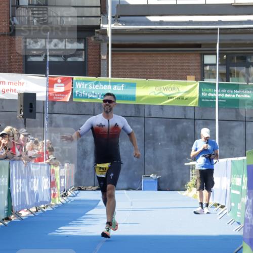 09.08.2026 - GEWOBA Citytriathlon Bremen Yannick Fuchs http://msf.ph/oto/9932292 09.08.2026 11:10:45 Ziel 387 meine-sportfotos.de