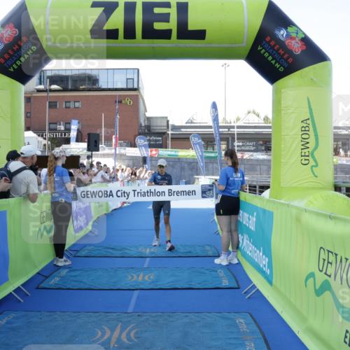 09.08.2026 - GEWOBA Citytriathlon Bremen Yannick Fuchs http://msf.ph/oto/9932460 09.08.2026 11:15:00 Ziel 358, 517 meine-sportfotos.de