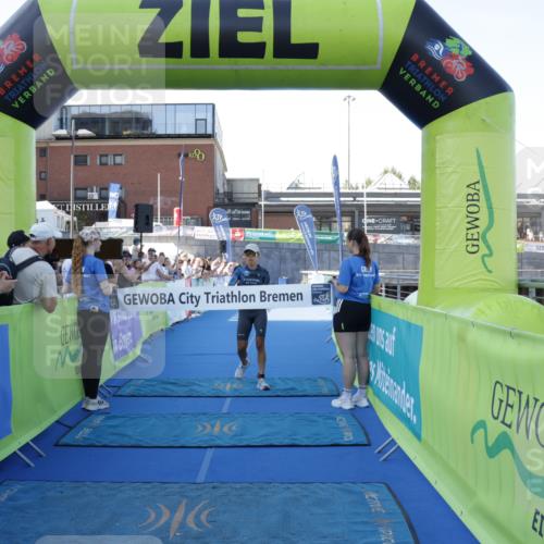 09.08.2026 - GEWOBA Citytriathlon Bremen Yannick Fuchs http://msf.ph/oto/9932462 09.08.2026 11:15:01 Ziel 358, 517 meine-sportfotos.de