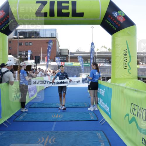 09.08.2026 - GEWOBA Citytriathlon Bremen Yannick Fuchs http://msf.ph/oto/9932465 09.08.2026 11:15:01 Ziel 358, 517 meine-sportfotos.de