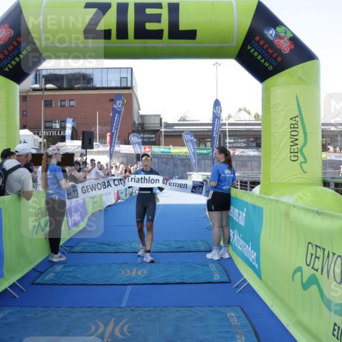 09.08.2026 - GEWOBA Citytriathlon Bremen Yannick Fuchs http://msf.ph/oto/9932466 09.08.2026 11:15:01 Ziel 358, 517 meine-sportfotos.de