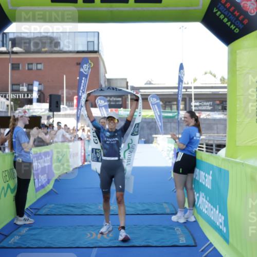 09.08.2026 - GEWOBA Citytriathlon Bremen Yannick Fuchs http://msf.ph/oto/9932469 09.08.2026 11:15:03 Ziel 358, 517 meine-sportfotos.de