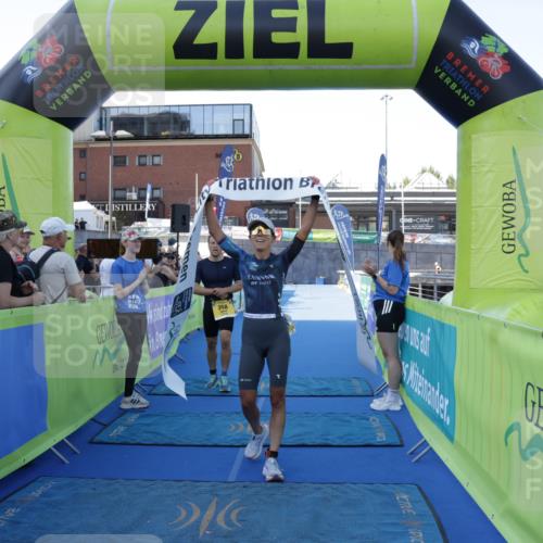 09.08.2026 - GEWOBA Citytriathlon Bremen Yannick Fuchs http://msf.ph/oto/9932488 09.08.2026 11:15:05 Ziel 358 meine-sportfotos.de