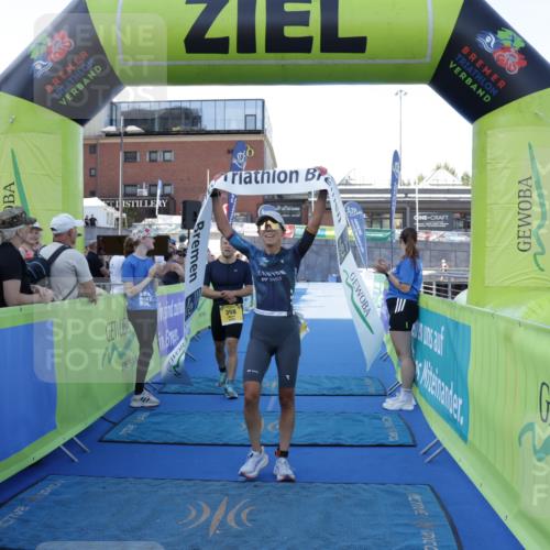 09.08.2026 - GEWOBA Citytriathlon Bremen Yannick Fuchs http://msf.ph/oto/9932491 09.08.2026 11:15:05 Ziel 358 meine-sportfotos.de
