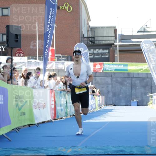 09.08.2026 - GEWOBA Citytriathlon Bremen Yannick Fuchs http://msf.ph/oto/9932532 09.08.2026 11:15:24 Ziel 529 meine-sportfotos.de