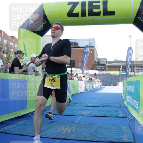 09.08.2026 - GEWOBA Citytriathlon Bremen Yannick Fuchs http://msf.ph/oto/9932595 09.08.2026 11:15:55 Ziel 322, 523 meine-sportfotos.de