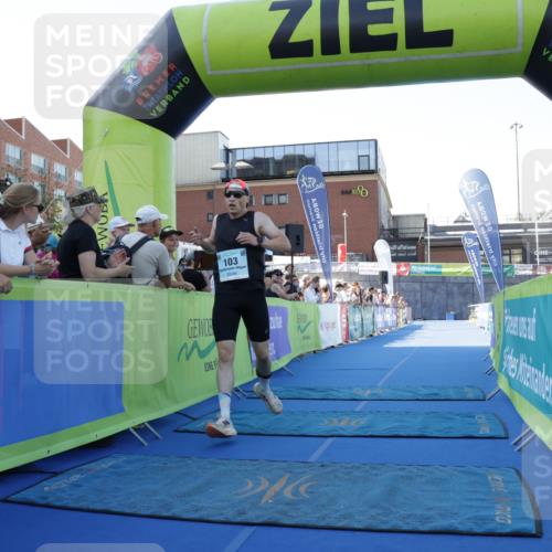 09.08.2026 - GEWOBA Citytriathlon Bremen Yannick Fuchs http://msf.ph/oto/9932675 09.08.2026 11:16:32 Ziel 103 meine-sportfotos.de