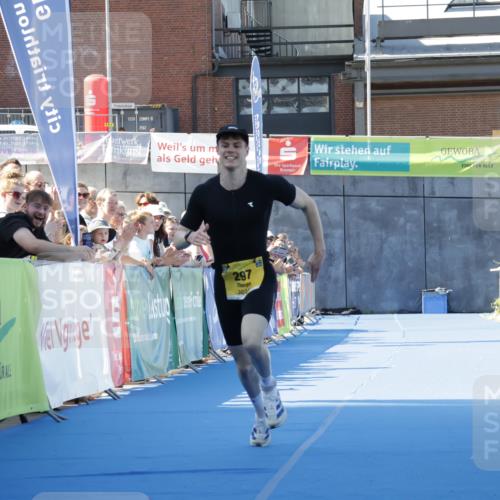 09.08.2026 - GEWOBA Citytriathlon Bremen Yannick Fuchs http://msf.ph/oto/9933078 09.08.2026 11:20:31 Ziel 297 meine-sportfotos.de