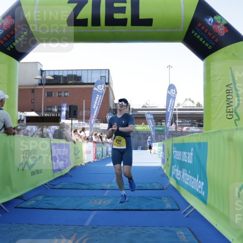 09.08.2026 - GEWOBA Citytriathlon Bremen Yannick Fuchs http://msf.ph/oto/9933508 09.08.2026 11:25:36 Ziel 298 meine-sportfotos.de