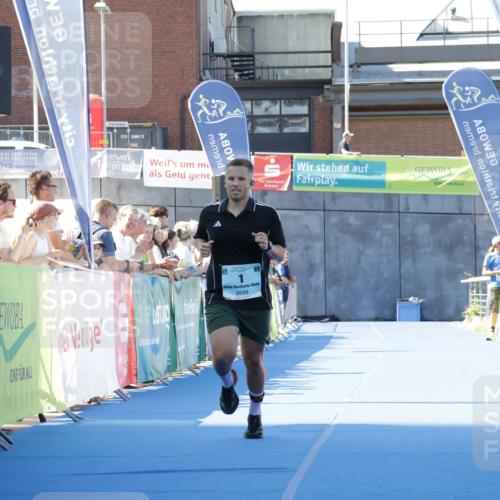 09.08.2026 - GEWOBA Citytriathlon Bremen Yannick Fuchs http://msf.ph/oto/9933543 09.08.2026 11:26:42 Ziel 1 meine-sportfotos.de