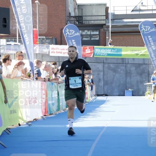 09.08.2026 - GEWOBA Citytriathlon Bremen Yannick Fuchs http://msf.ph/oto/9933544 09.08.2026 11:26:42 Ziel 1 meine-sportfotos.de